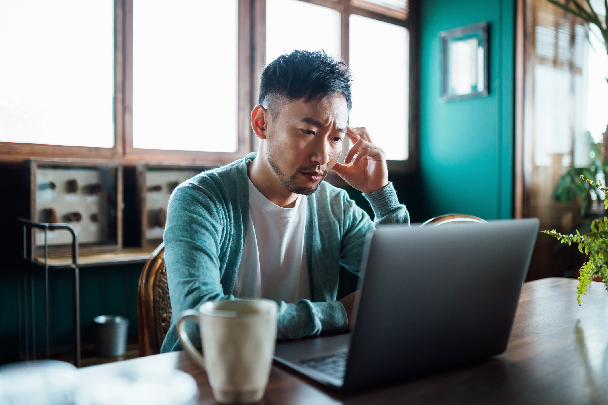 Hombre con laptop